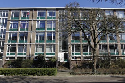 913819 Gezicht op een deel van het flatgebouw met de woningen Toermalijnlaan 2-80 te Utrecht.